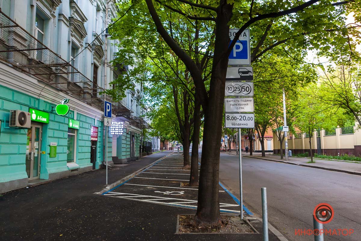 На новую парковку указывают дорожные знаки