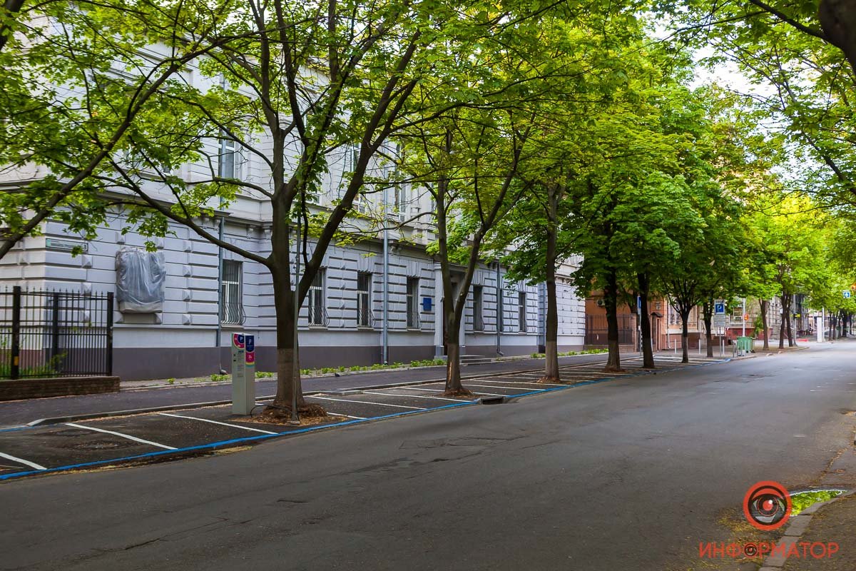 В конце пешеходной зоны установили парковочные столбики для того, чтобы автомобили не заезжали на тротуар