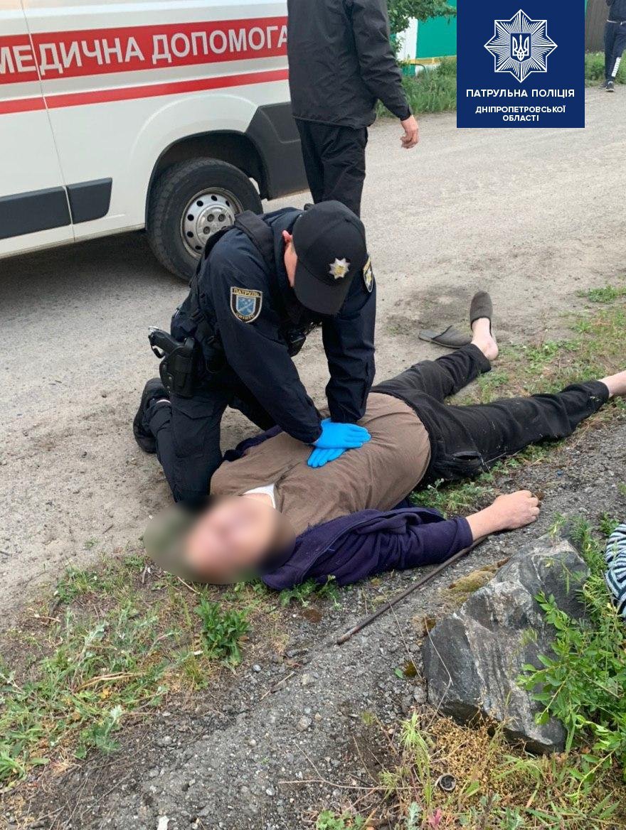 Патрульные "качали" мужчину до приезда медиков Патрульные "качали" мужчину до приезда медиков