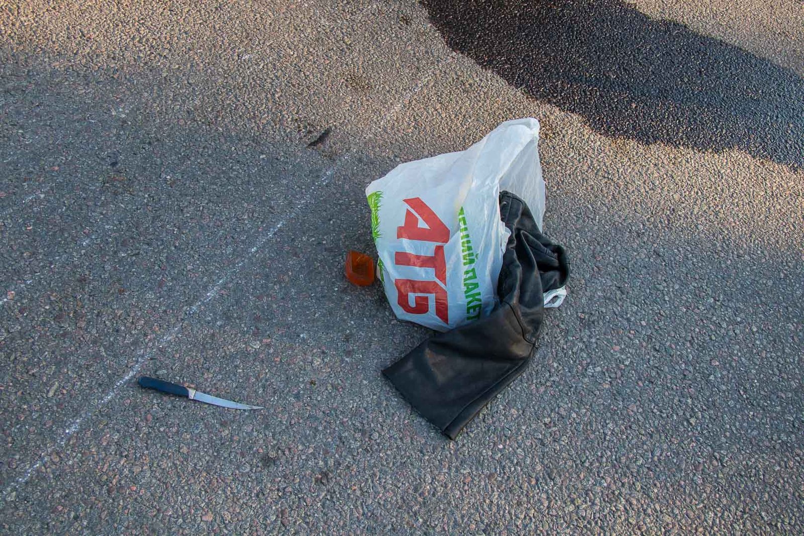 Пакет с вещами и ножом лежал возле мотоцикла Пакет с вещами и ножом лежал возле мотоцикла