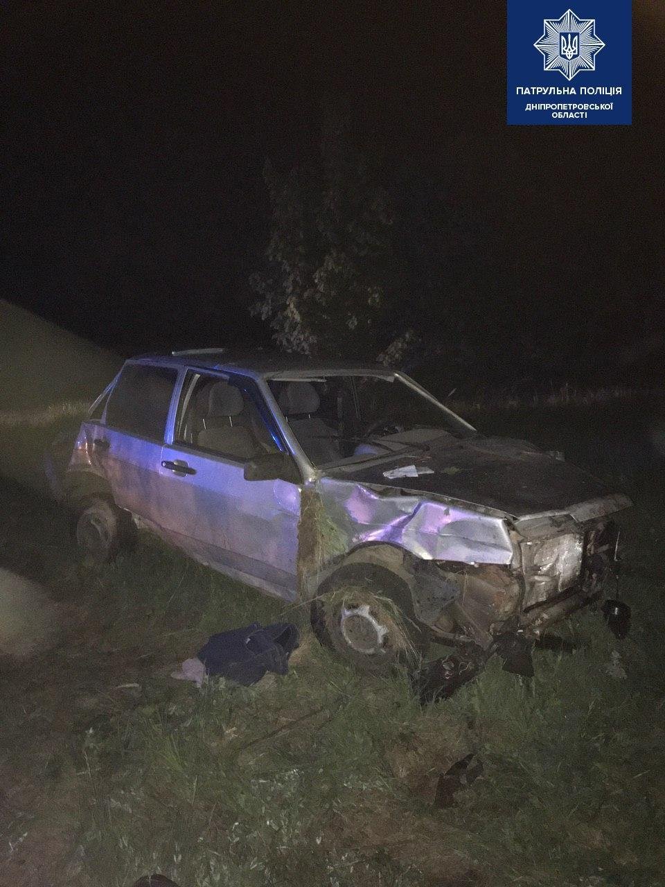 На трассе под Днепром ВАЗ перевернулся и вылетел в кювет: из авто выпали пассажиры и водитель 1