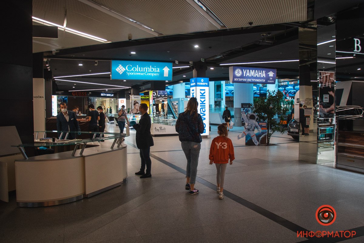 На входе есть антисептик 