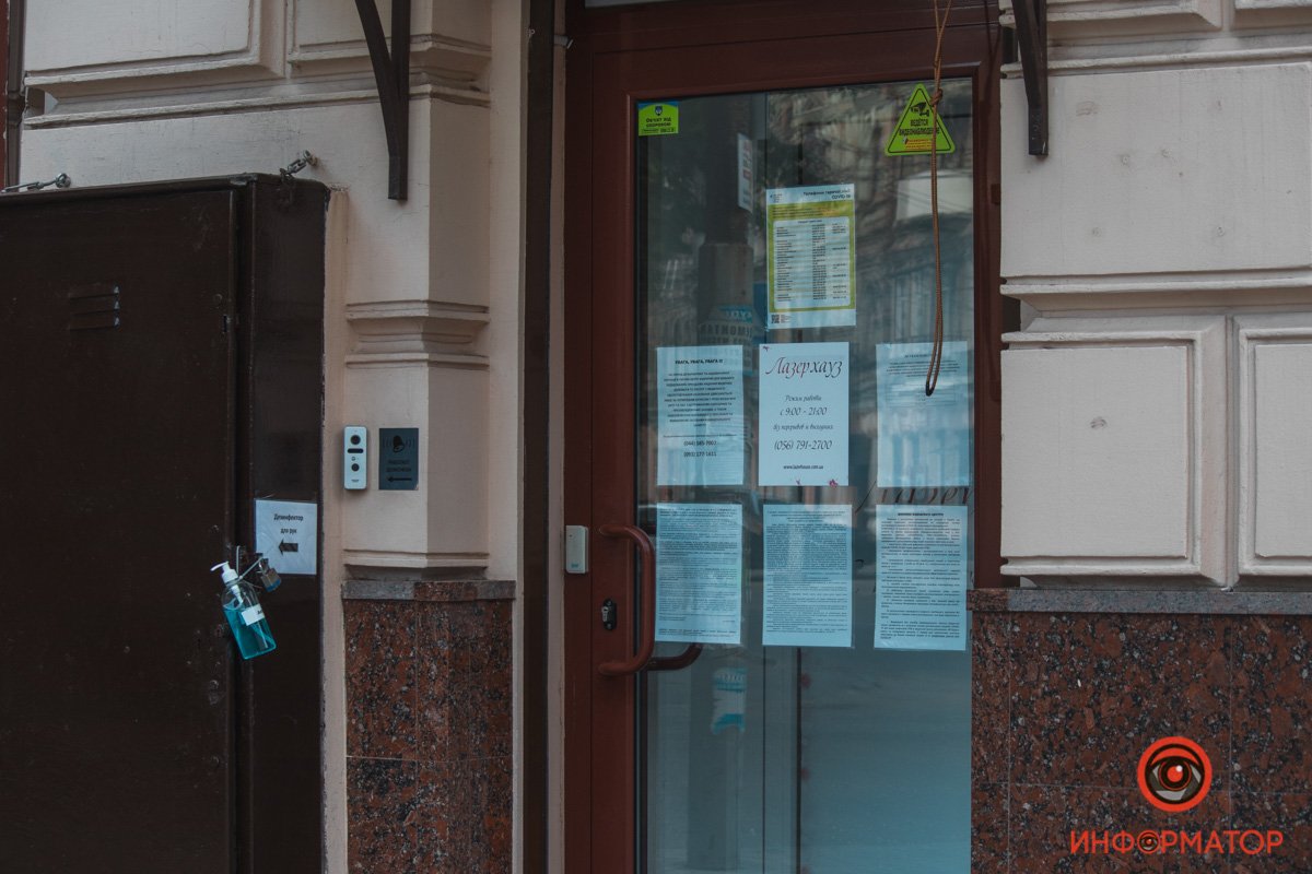 Салон эпиляции повесил на входе санитайзер 