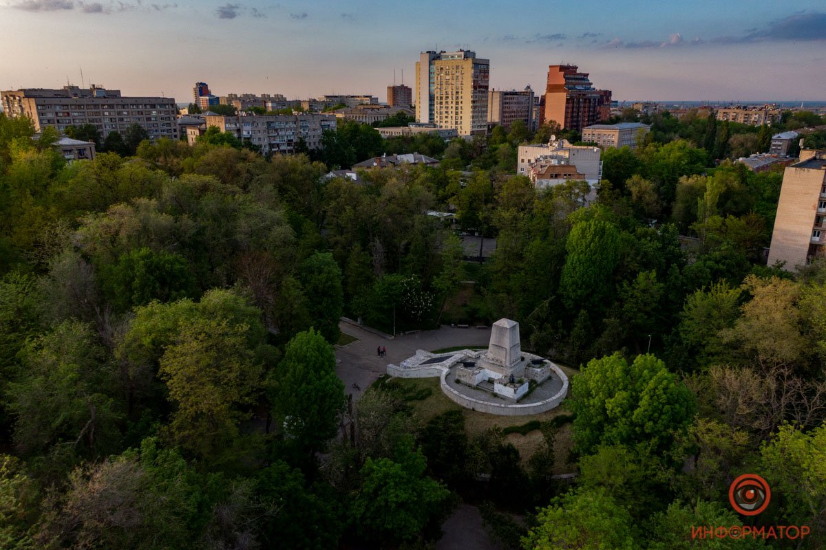 За деревьями город За деревьями город