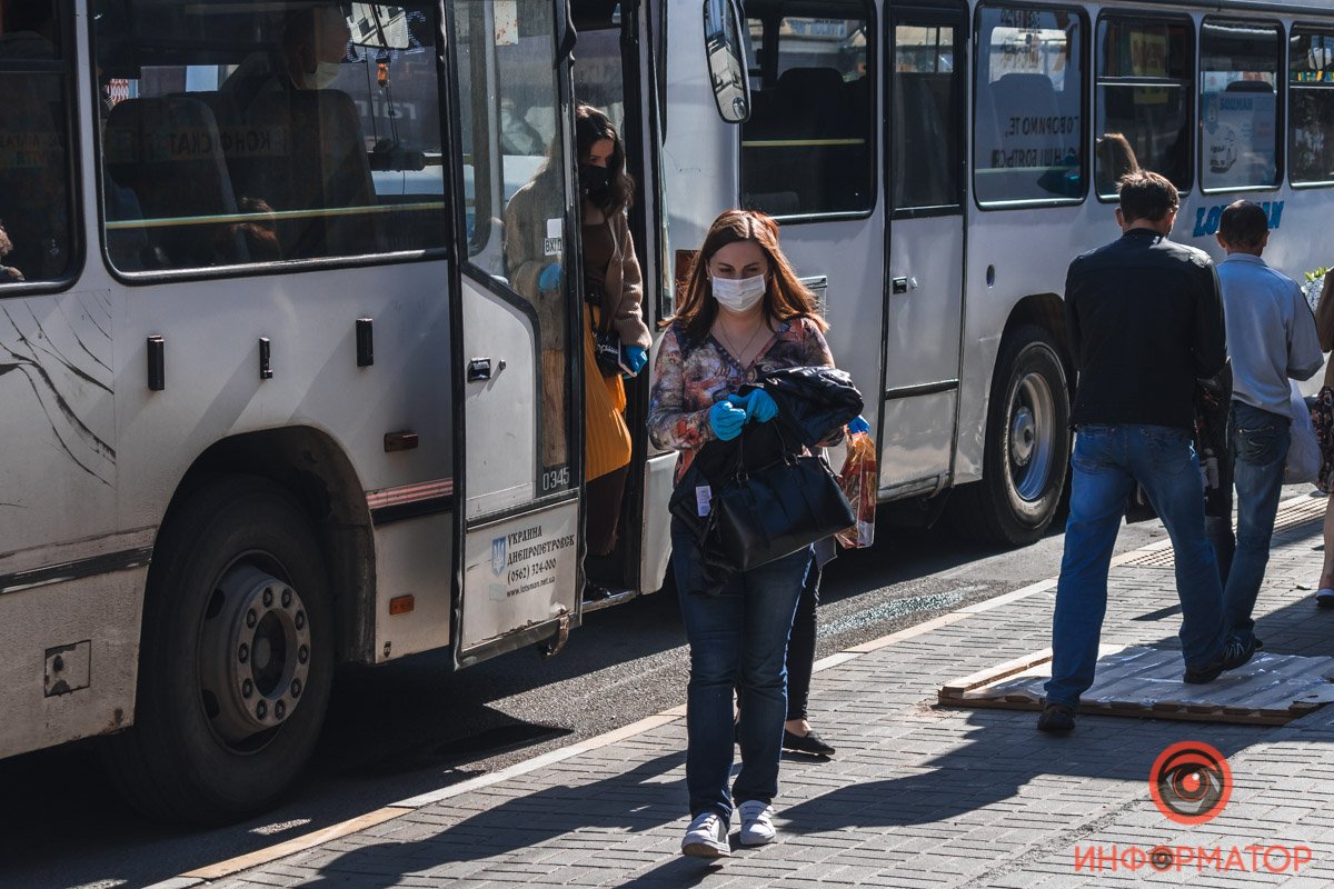 Люди возвращаются на работу 