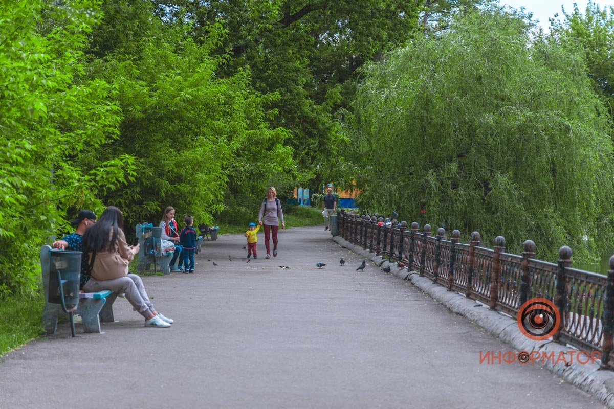 В парках все равно гуляют В парках все равно гуляют