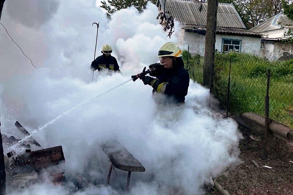 Возгорание возникло под крышей постройки Возгорание возникло под крышей постройки