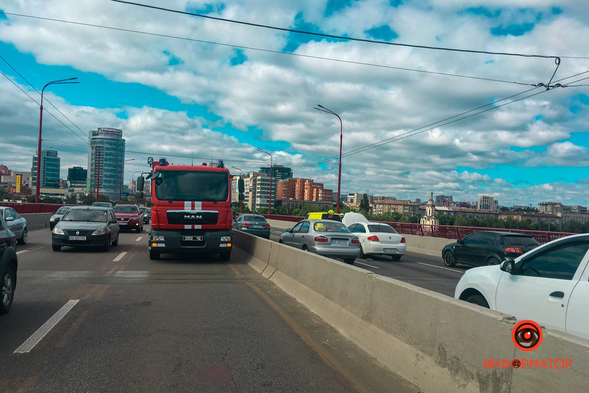 Автомобиль ехал в средней полосе в сторону центра