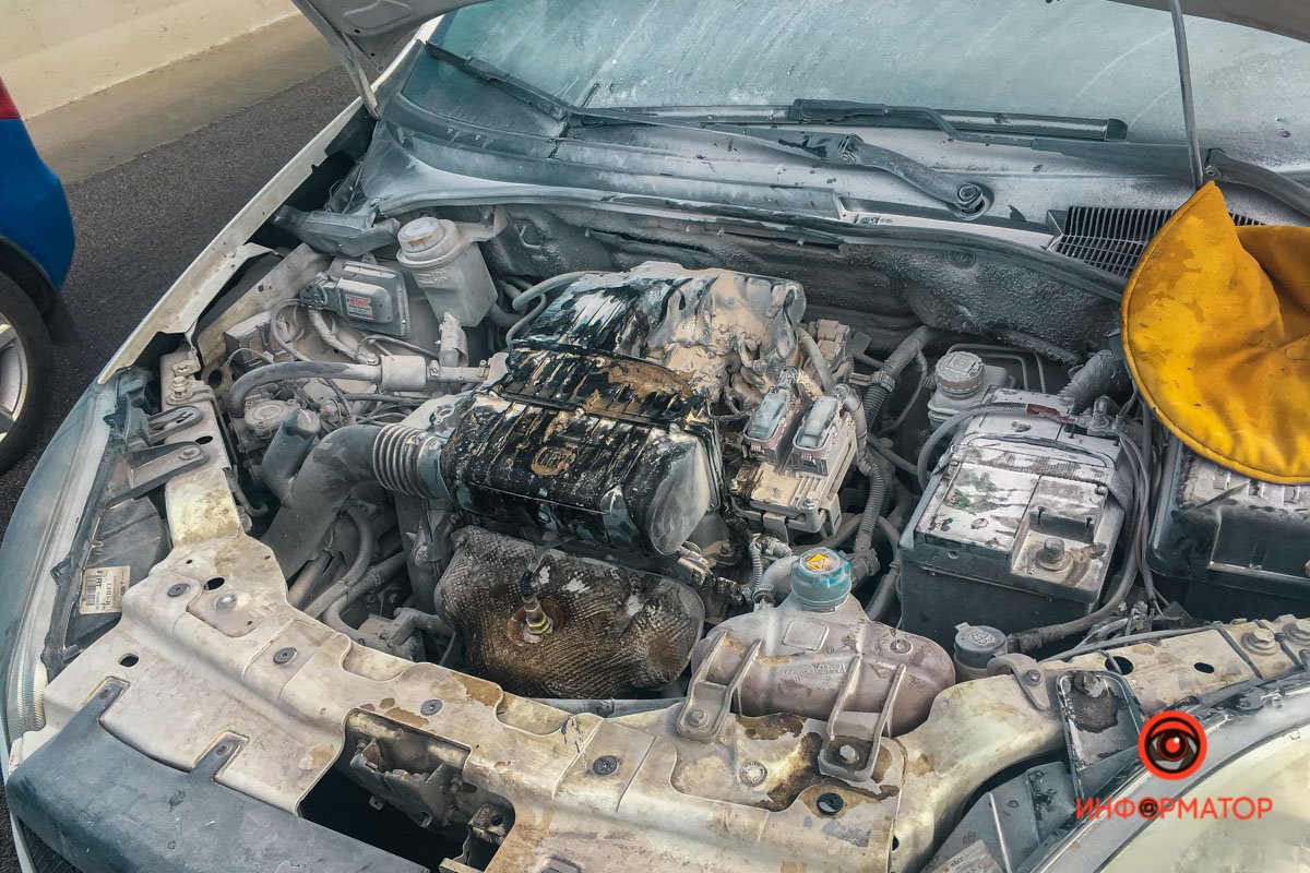 Выгорело подкапотное пространство