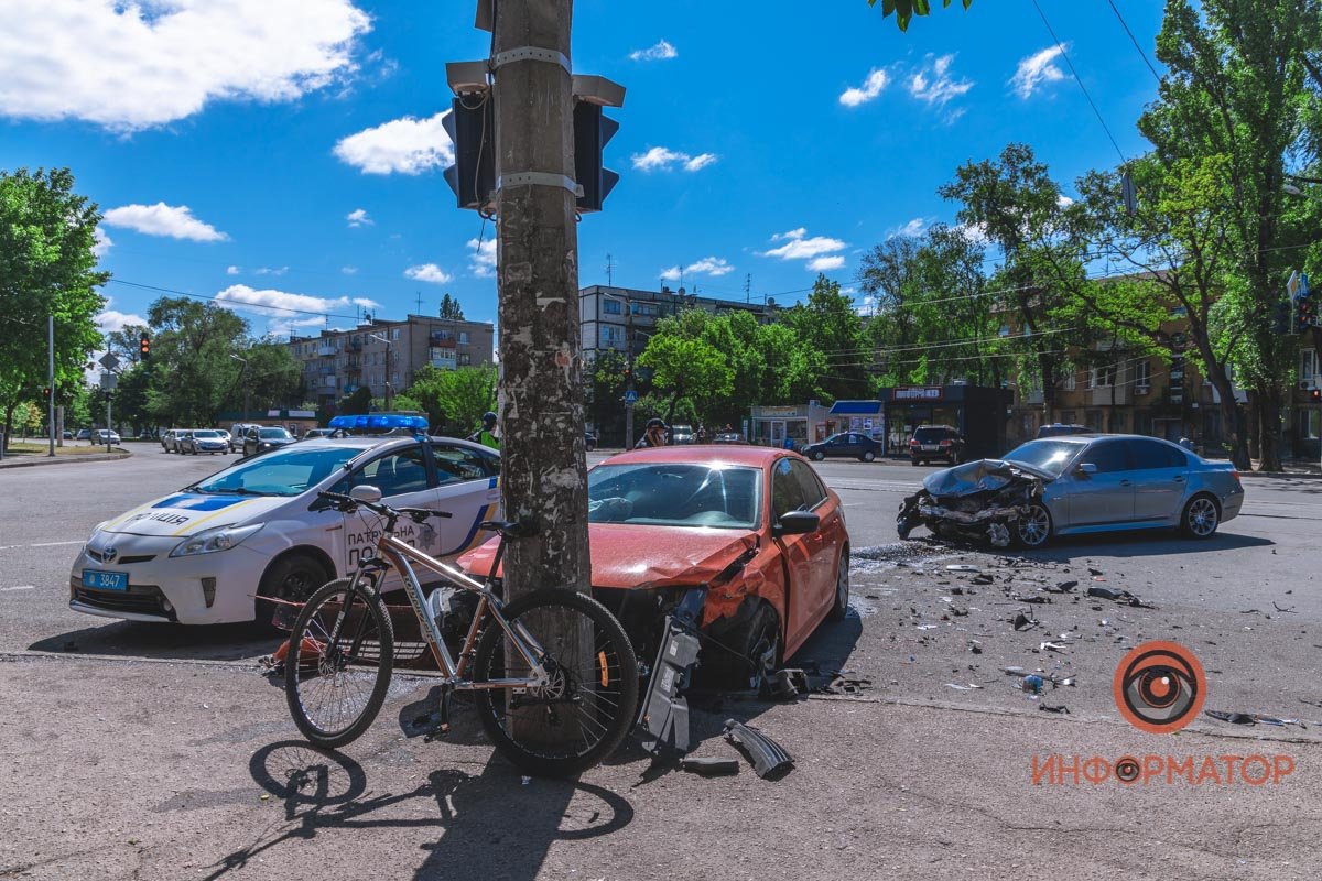 Столкнулись BMW и Volkswagen Столкнулись BMW и Volkswagen