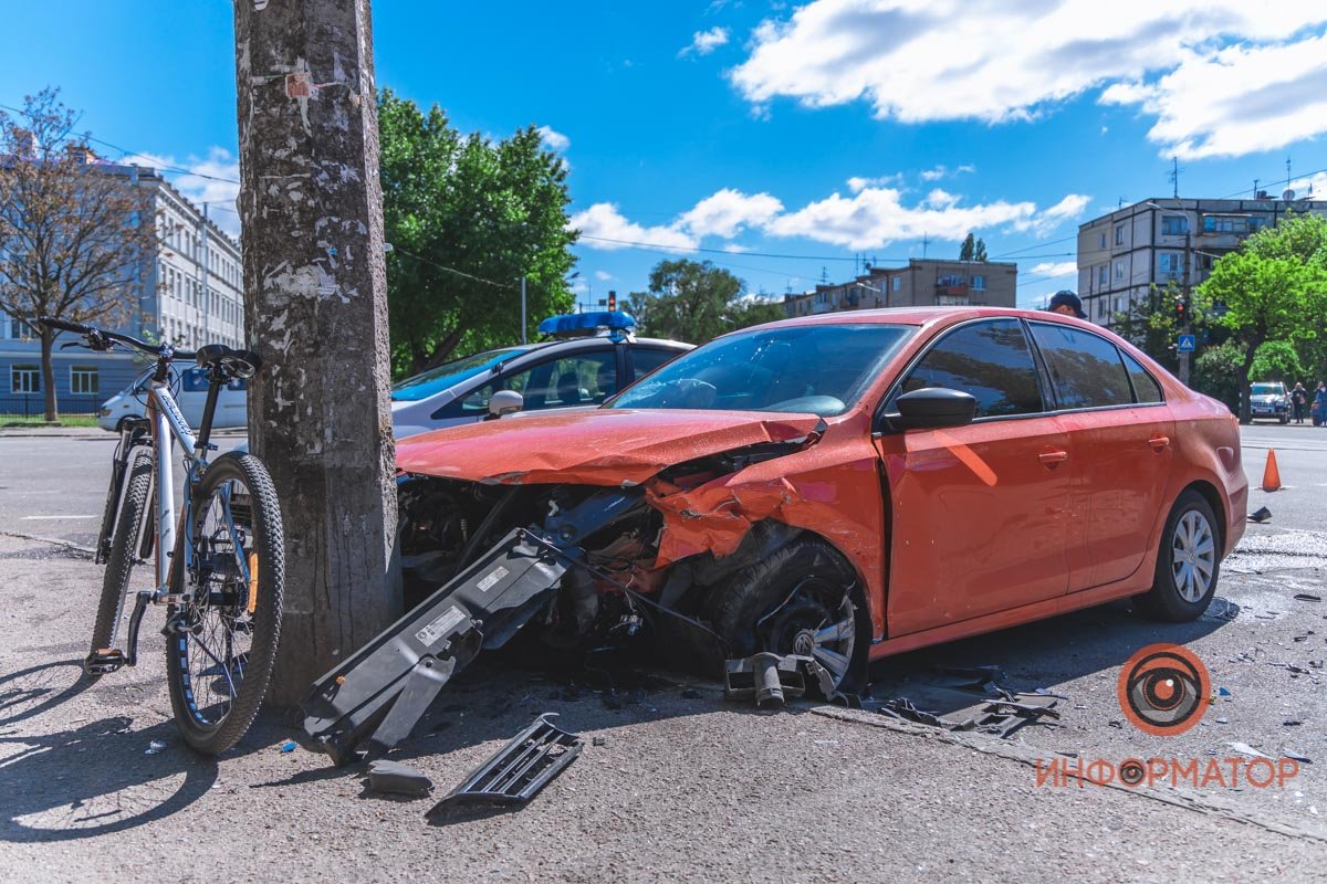 От удара Volkswagen последний влетел в электроопору От удара Volkswagen последний влетел в электроопору