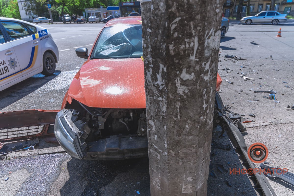 На перекрестке BMW поворачивал на улицу Панаса Мирного На перекрестке BMW поворачивал на улицу Панаса Мирного