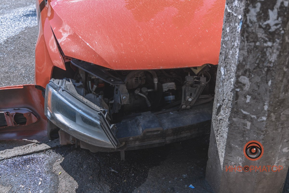 От удара автомобиль развернуло и отбросило в фонарный столб От удара автомобиль развернуло и отбросило в фонарный столб