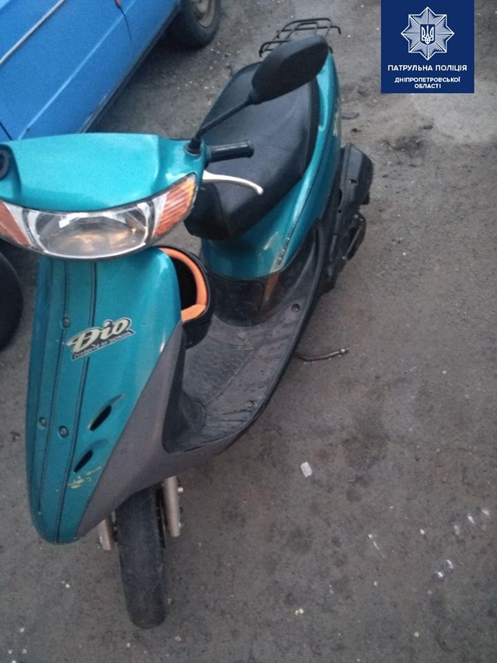 Скутер был припаркован возле магазина на улице Луговской Скутер был припаркован возле магазина на улице Луговской