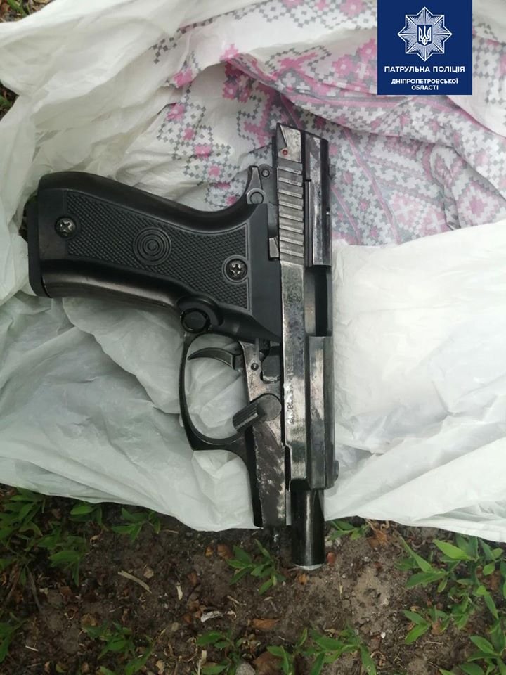 При себе у злоумышленника был предмет, похожий на пистолет При себе у злоумышленника был предмет, похожий на пистолет