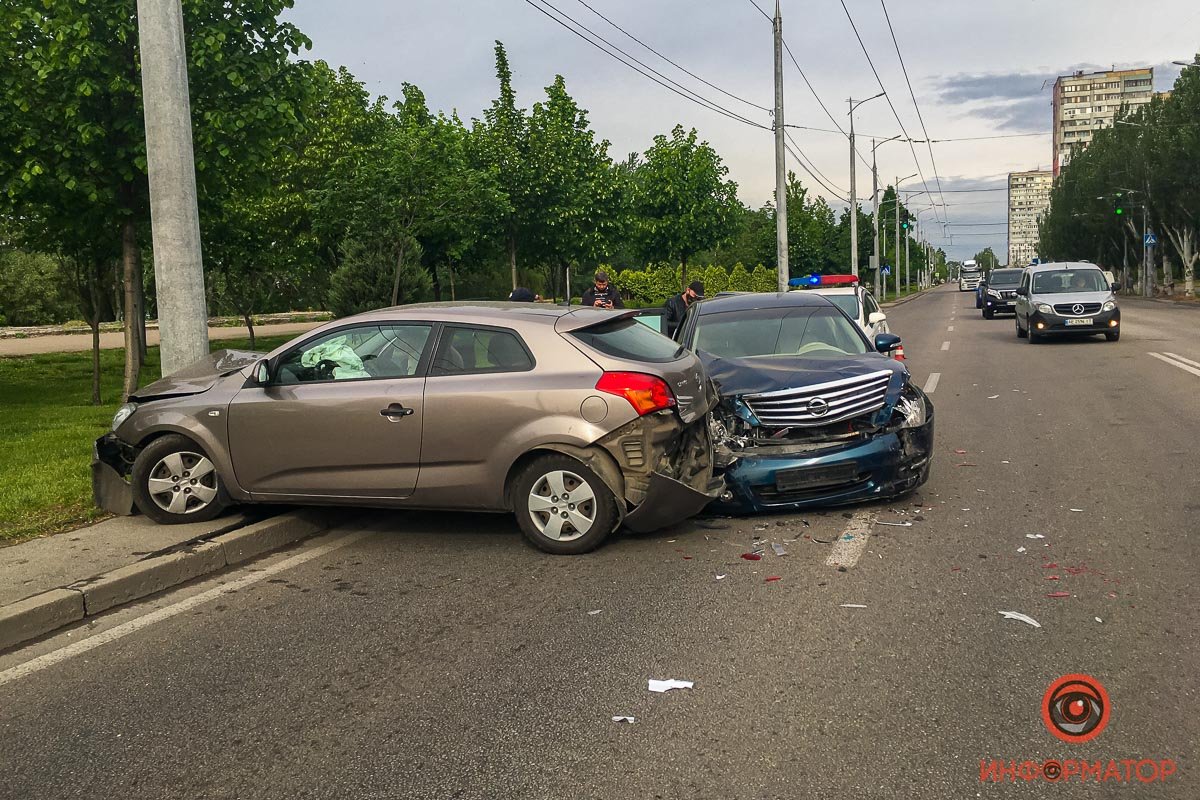 После удара Kia врезалась в столб После удара Kia врезалась в столб