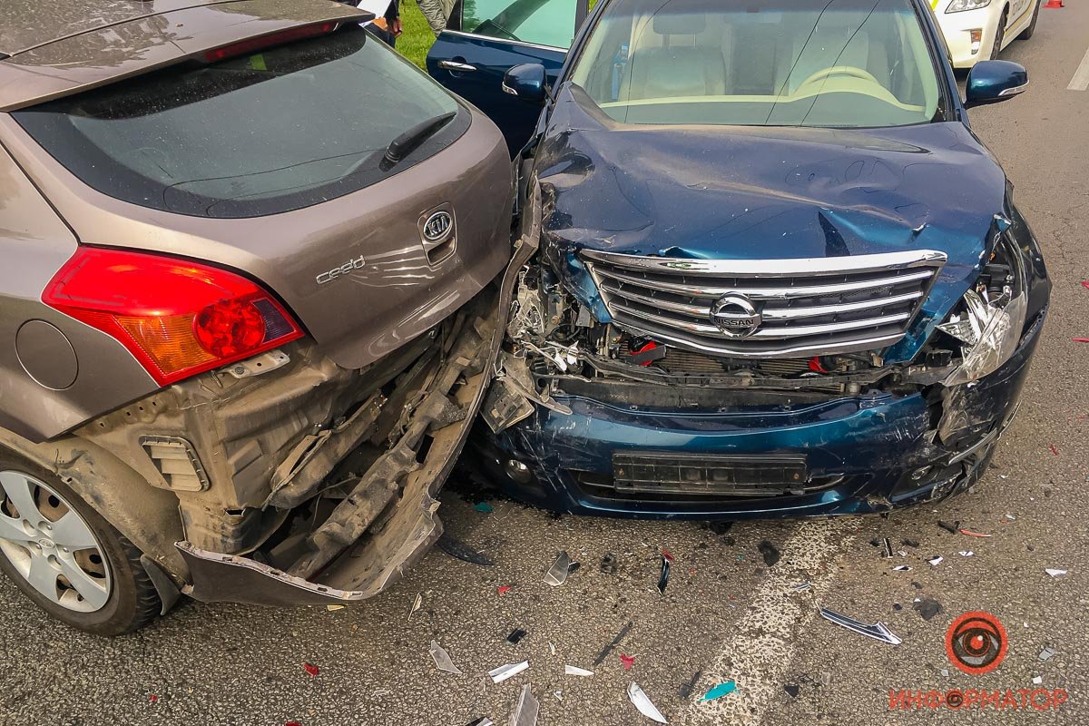 Водители обоих автомобилей от медицинской помощи отказались Водители обоих автомобилей от медицинской помощи отказались