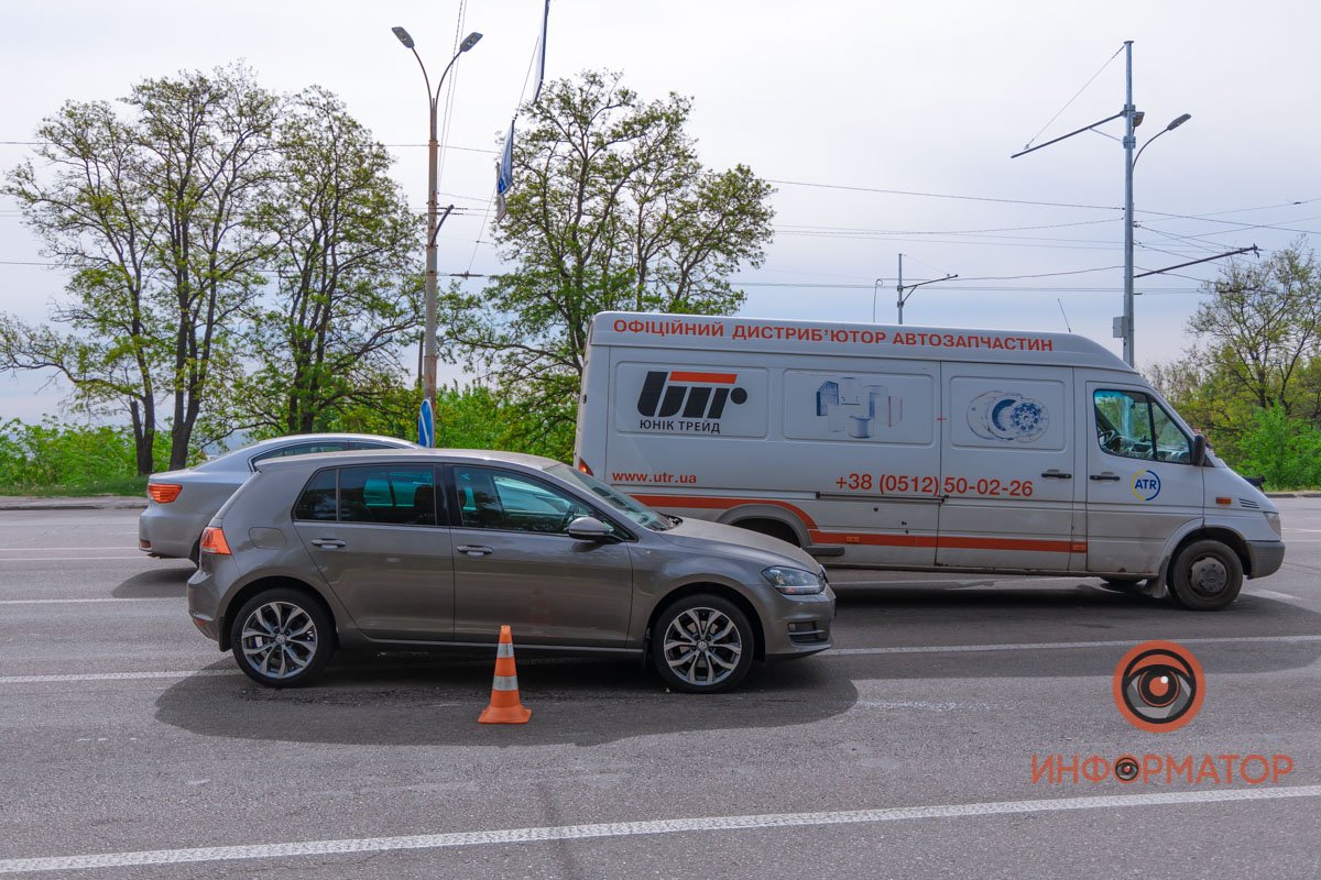 Volkswagen ехал по третьей полосе, мотоциклист - по второй Volkswagen ехал по третьей полосе, мотоциклист - по второй
