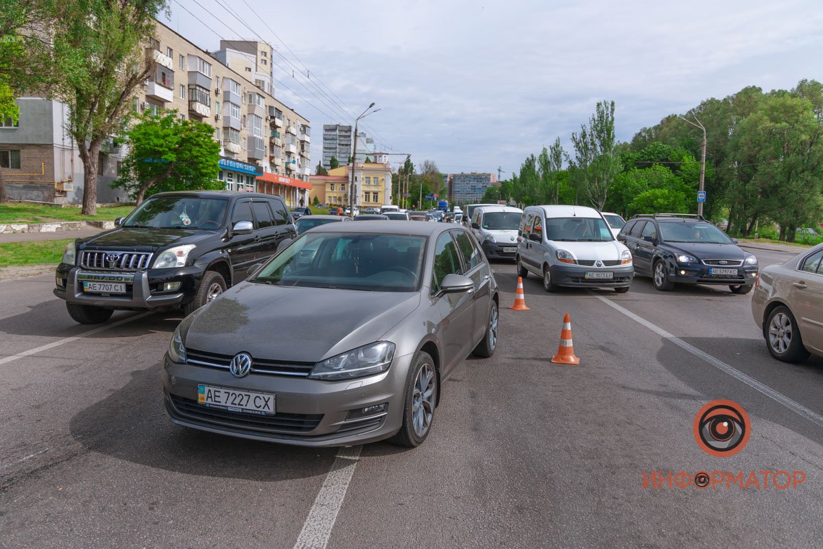 Взяв вправо, автомобиль столкнулся с мотоциклом Взяв вправо, автомобиль столкнулся с мотоциклом