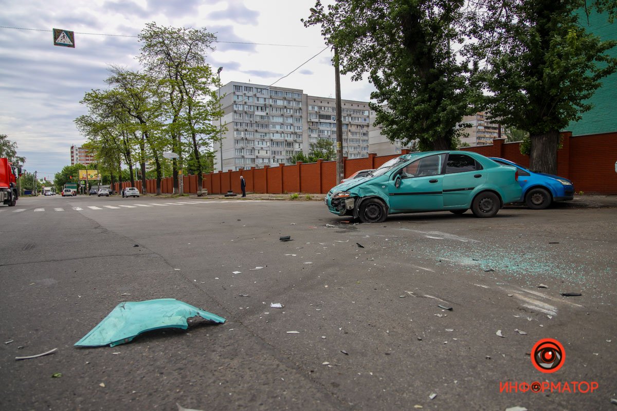 От удара Chevrolet перевернулся