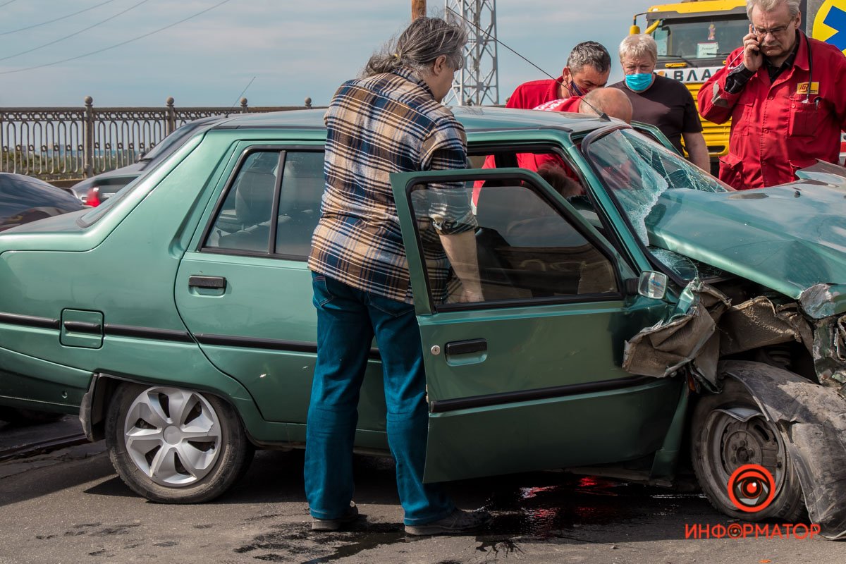 В салоне автомобиля были два человека В салоне автомобиля были два человека