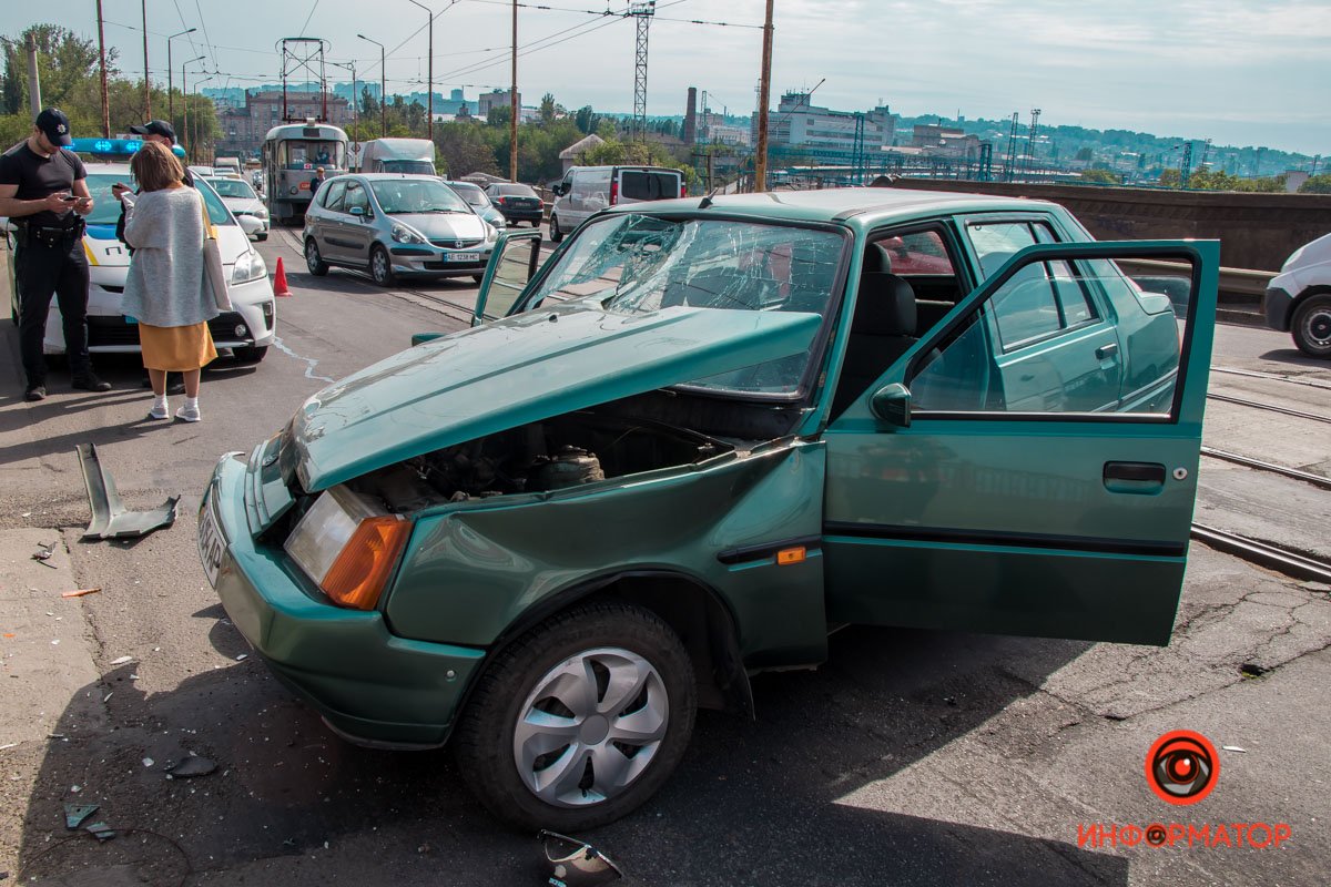 Из-за аварии образовалась больша пробка Из-за аварии образовалась больша пробка