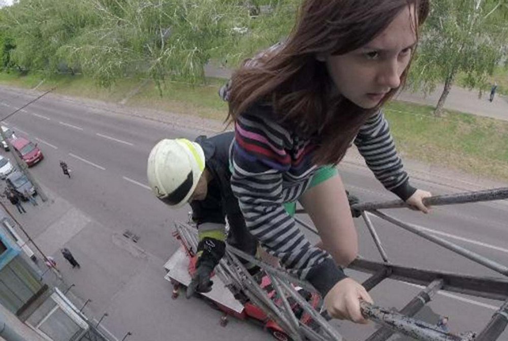 Спасатели эвакуировали жителей верхних этажей по лестнице Спасатели эвакуировали жителей верхних этажей по лестнице