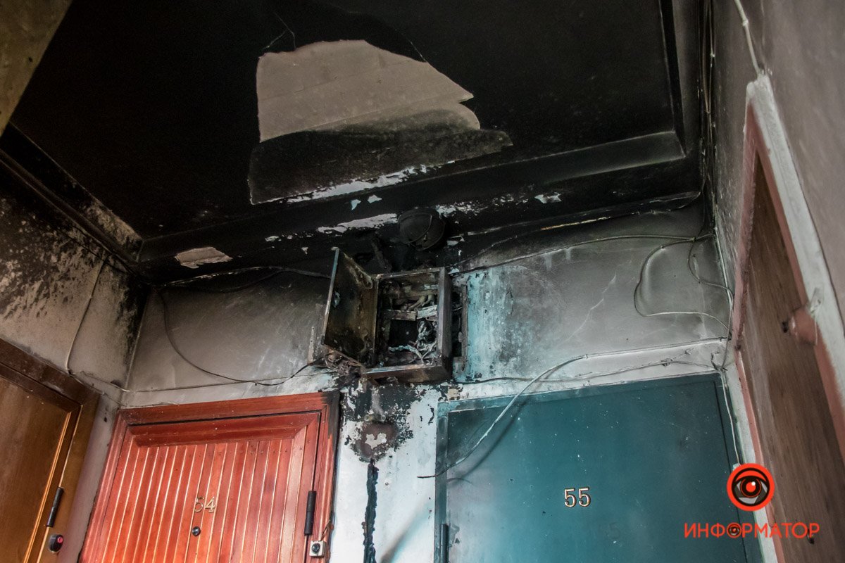 Между 4 и 5 этажом разгорелась электрощитовая Между 4 и 5 этажом разгорелась электрощитовая