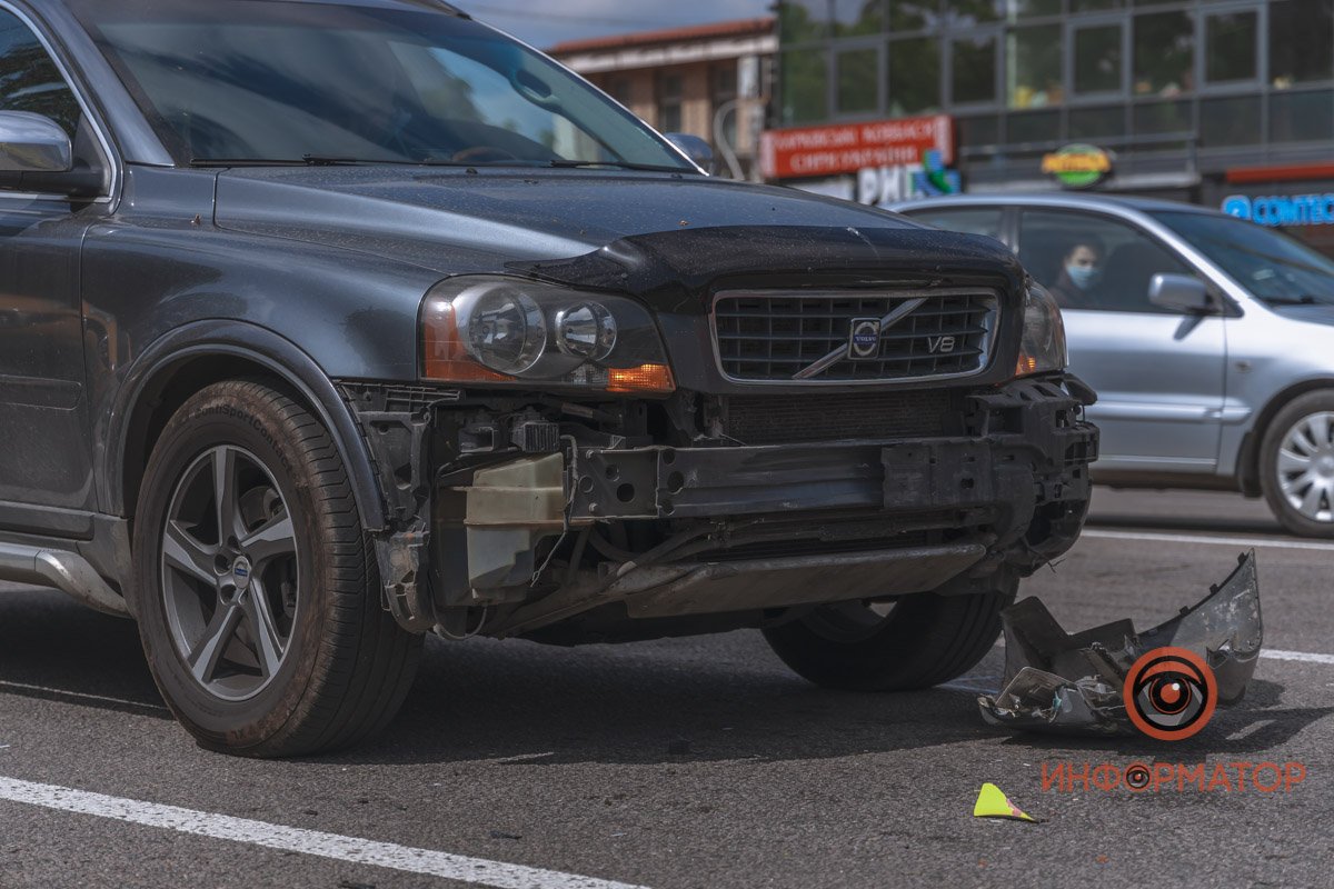 Volvo получил удар в переднюю левую часть