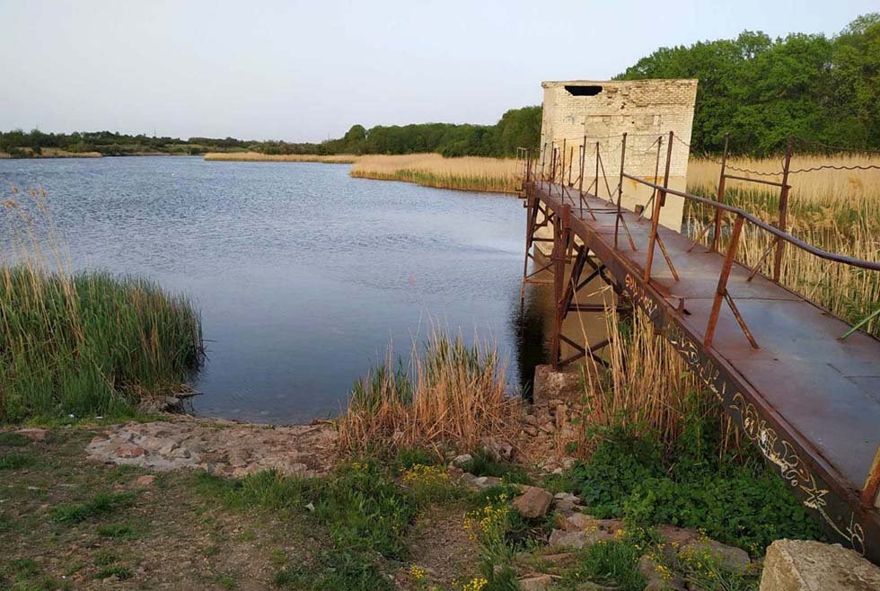 Дети прыгали с моста в воду Дети прыгали с моста в воду
