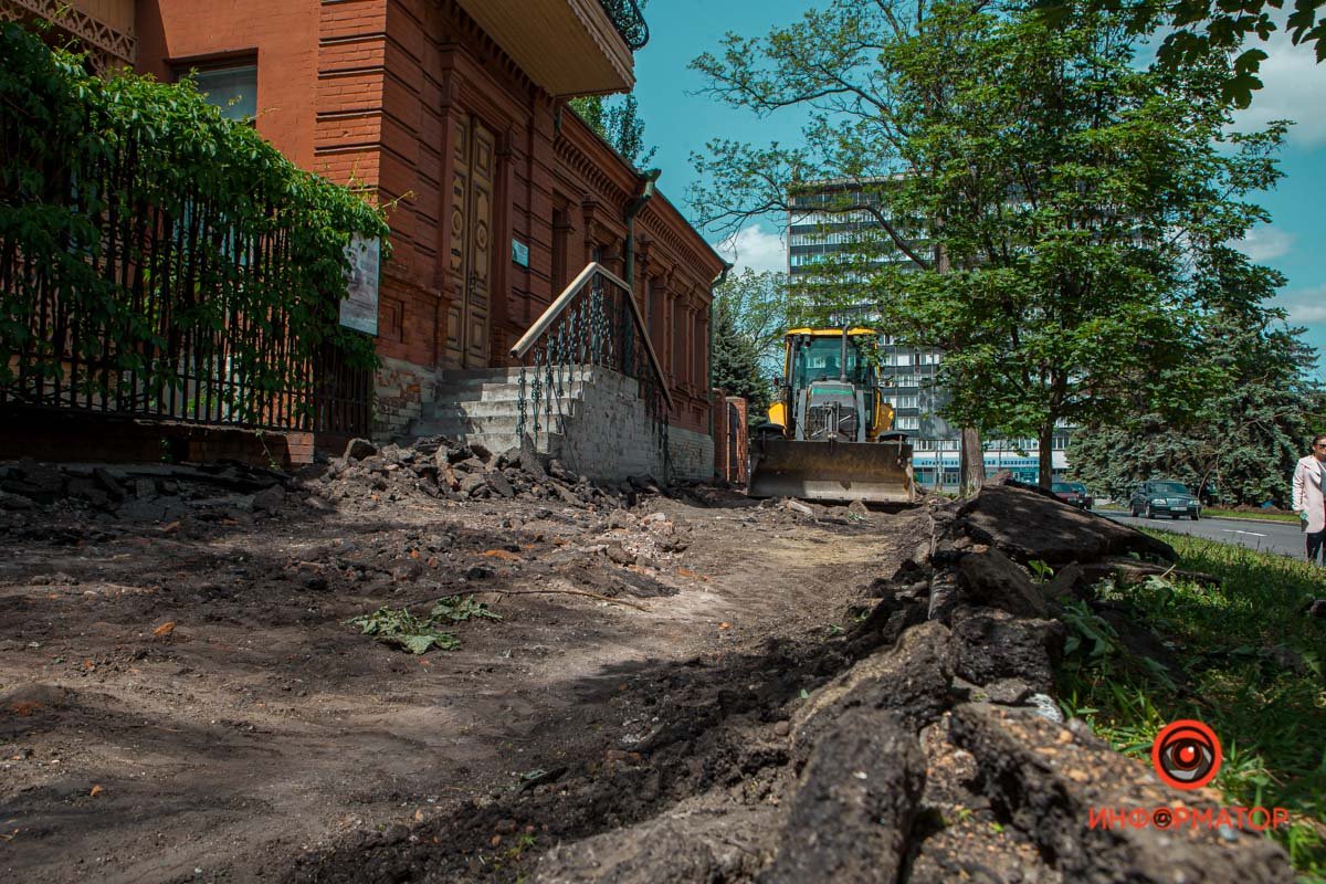 Возле дома-музея Дмитрия Яворницкого Возле дома-музея Дмитрия Яворницкого