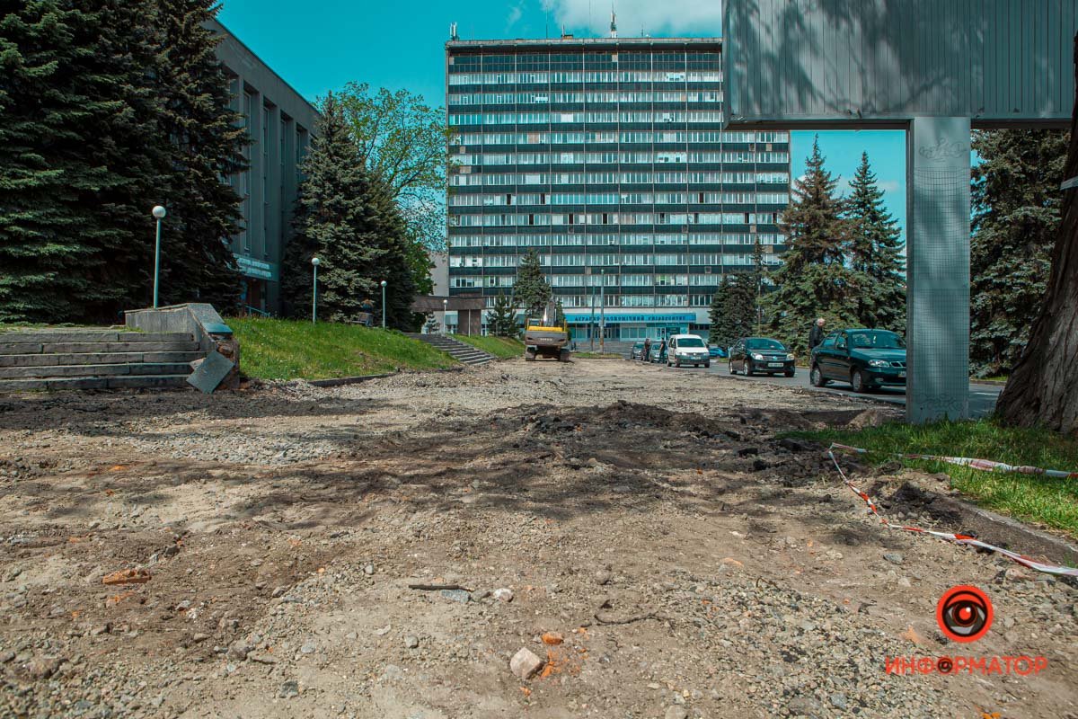 Часть асфальта на тротуарах и дороге уже демонтировали Часть асфальта на тротуарах и дороге уже демонтировали