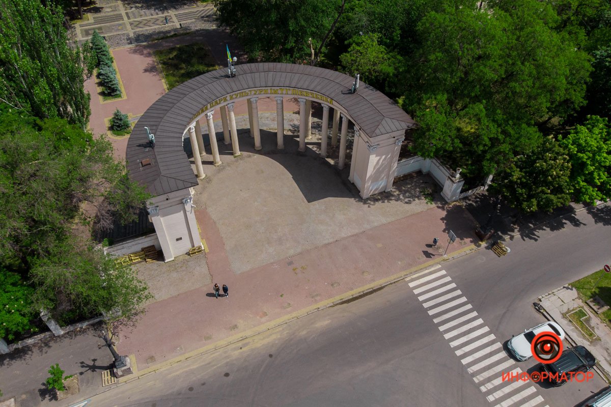 На входе в парк Шевченко уже сняли часть плитки На входе в парк Шевченко уже сняли часть плитки