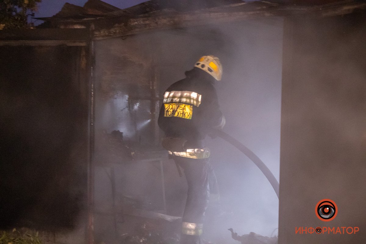 Из гаража вынесли два газовых баллона