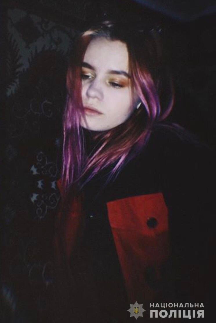 Волосы окрашены в розовый цвет Волосы окрашены в розовый цвет