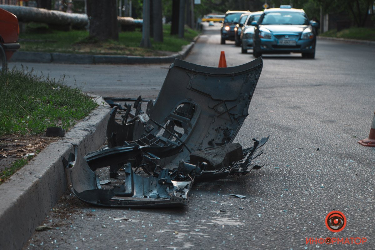 Оба автомобиля сильно пострадали Оба автомобиля сильно пострадали