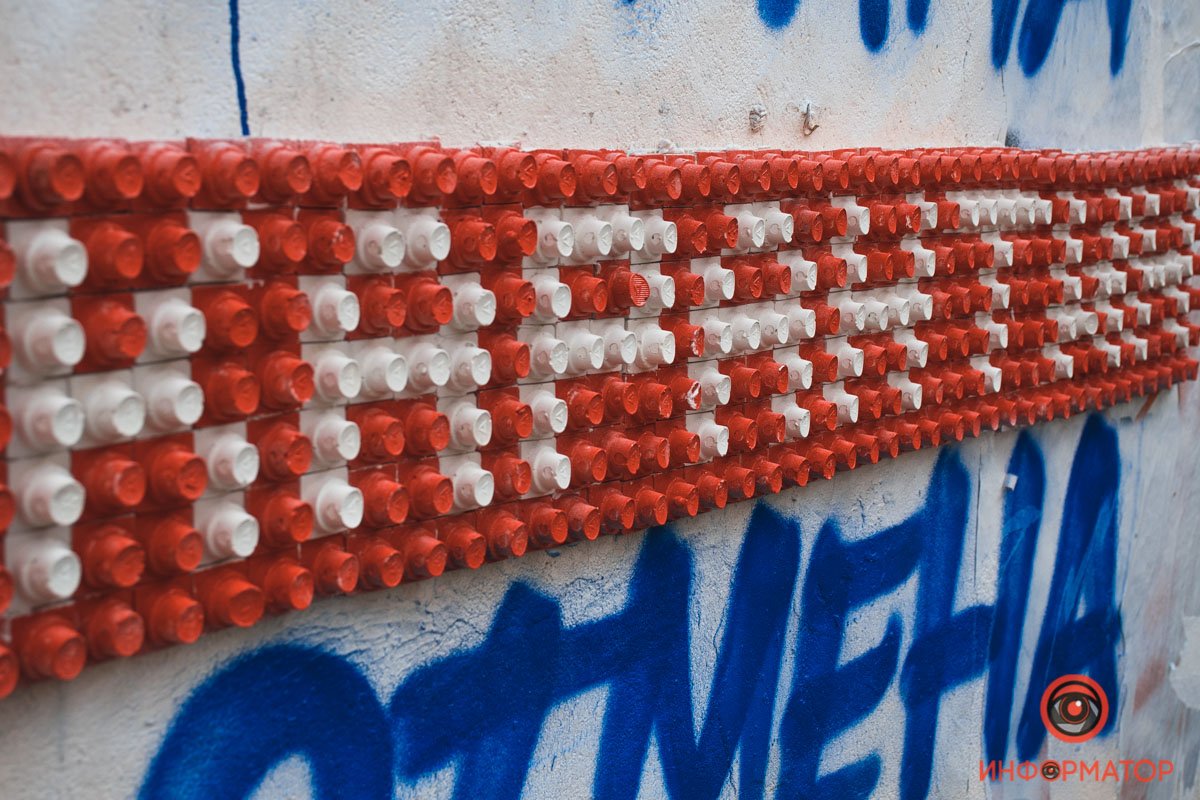 Приковывает внимание Приковывает внимание