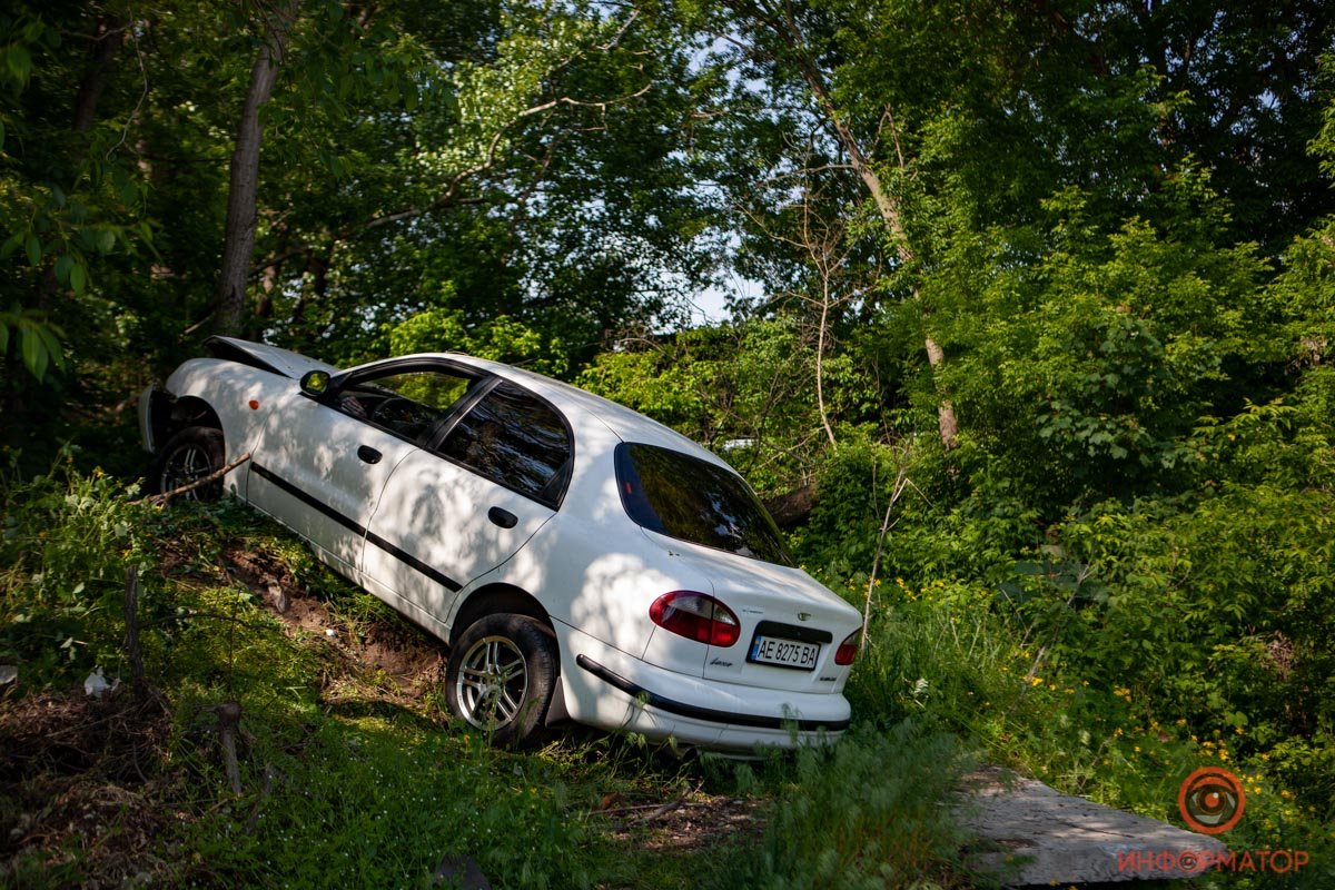 Автомобиль заехал на горку и врезался в дерево