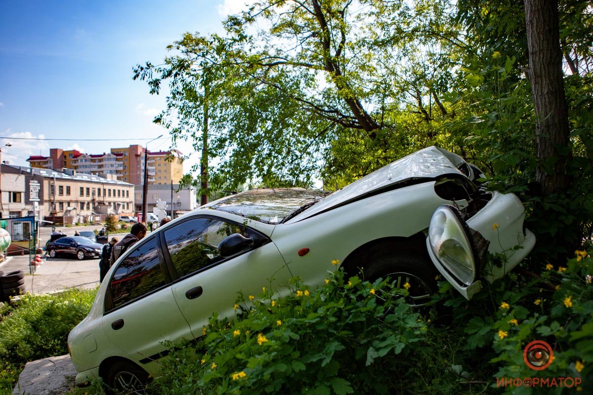 Вытаскивать машину с зарослей будут с помощью манипулятора