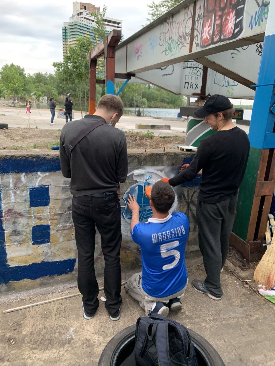 Фанаты ФК "Днепр" создали несколько новых граффити в поддержку клуба 6