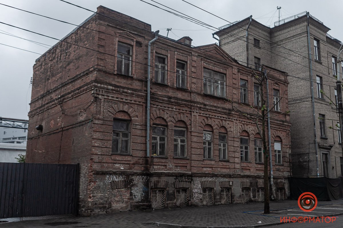 И умирает старая