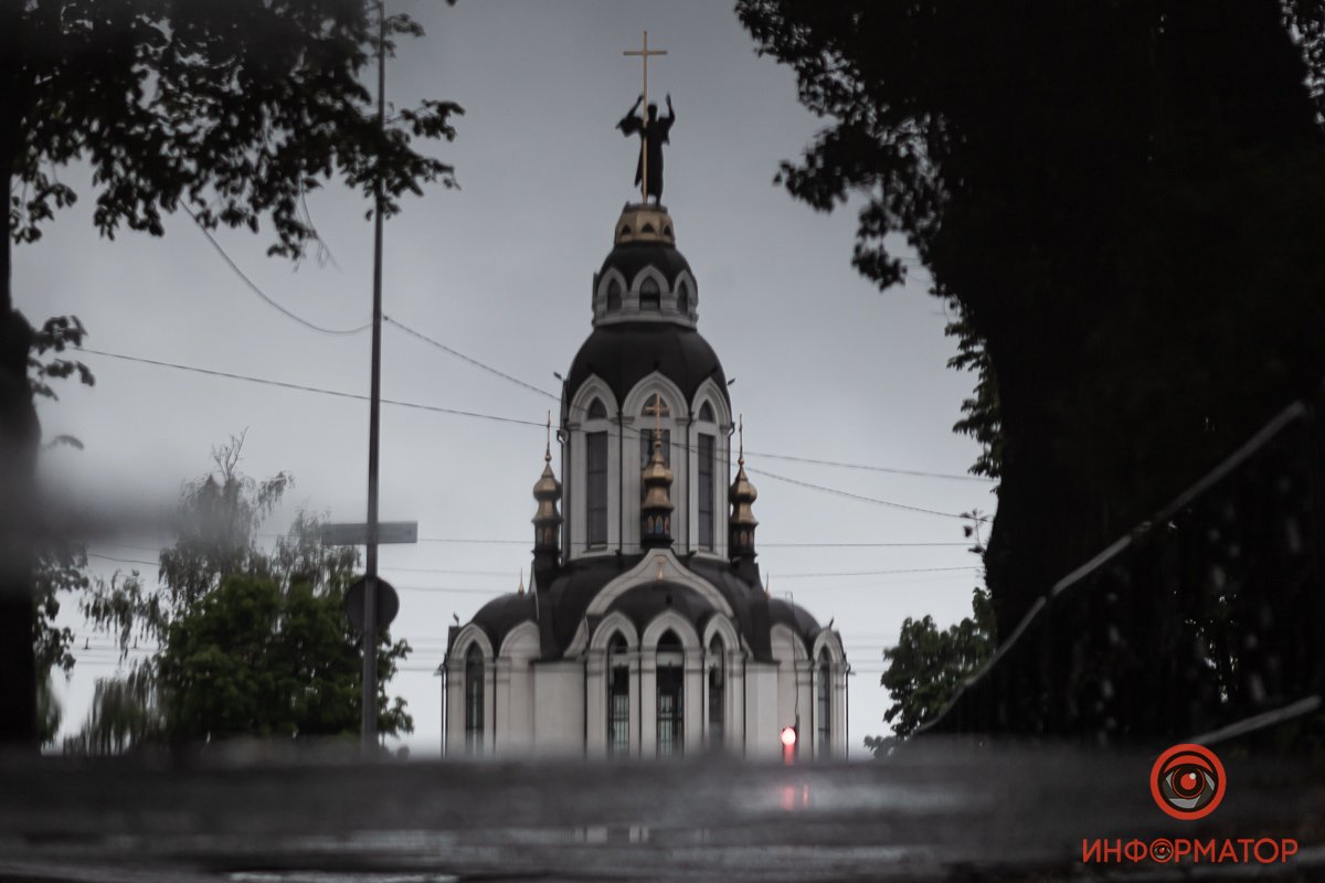 Даже храм не привносит ничего светлого в уныние