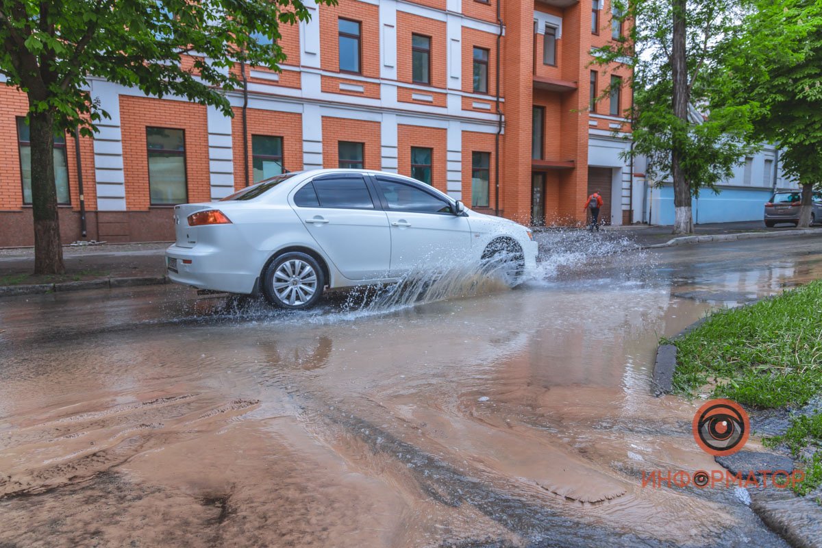 Вода заполнила проезжую часть Вода заполнила проезжую часть