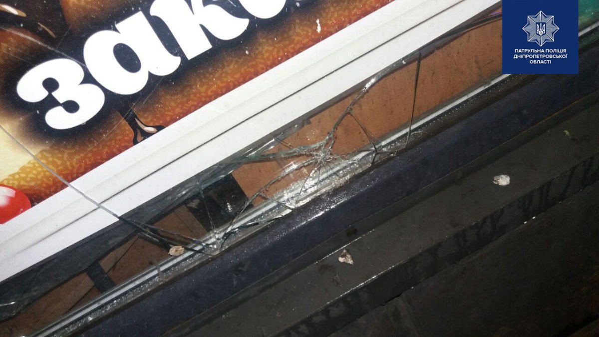 Дверь была повреждена Дверь была повреждена