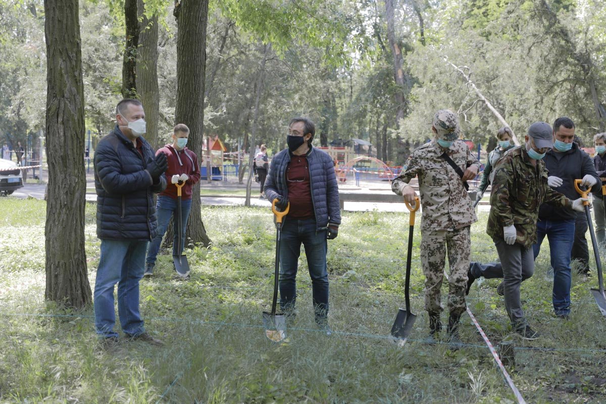 О том, что именно на этом месте находилась Лазаревская церковь, указывают остатки стены фундамента
