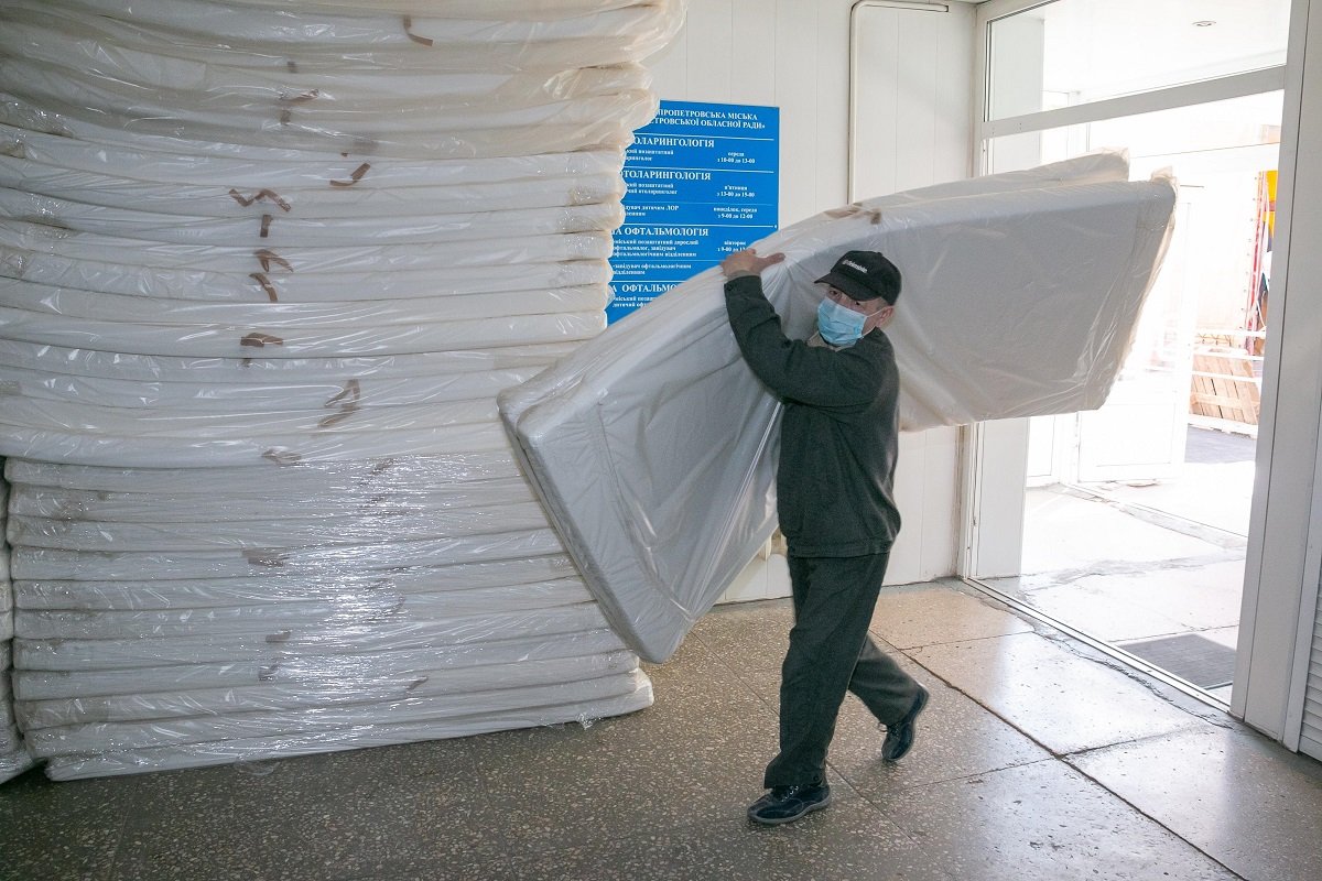 ИНТЕРПАЙП и БФ «Відродження регіону» поставят больницам Днепра и области современные кровати и матрасы 3