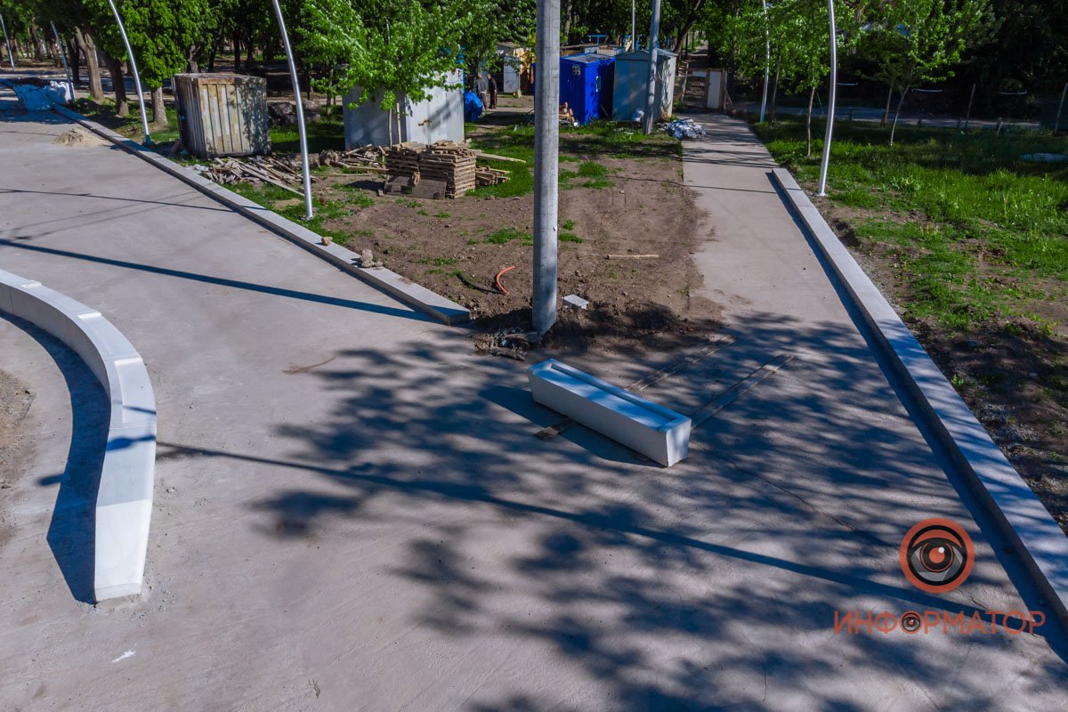 Идет укладка бордюрного камня