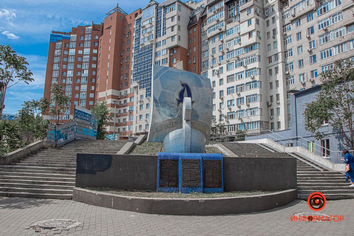 В Днепре фанаты легендарного ФК "Днепр" устроили субботник на бульваре Кучеревского 1