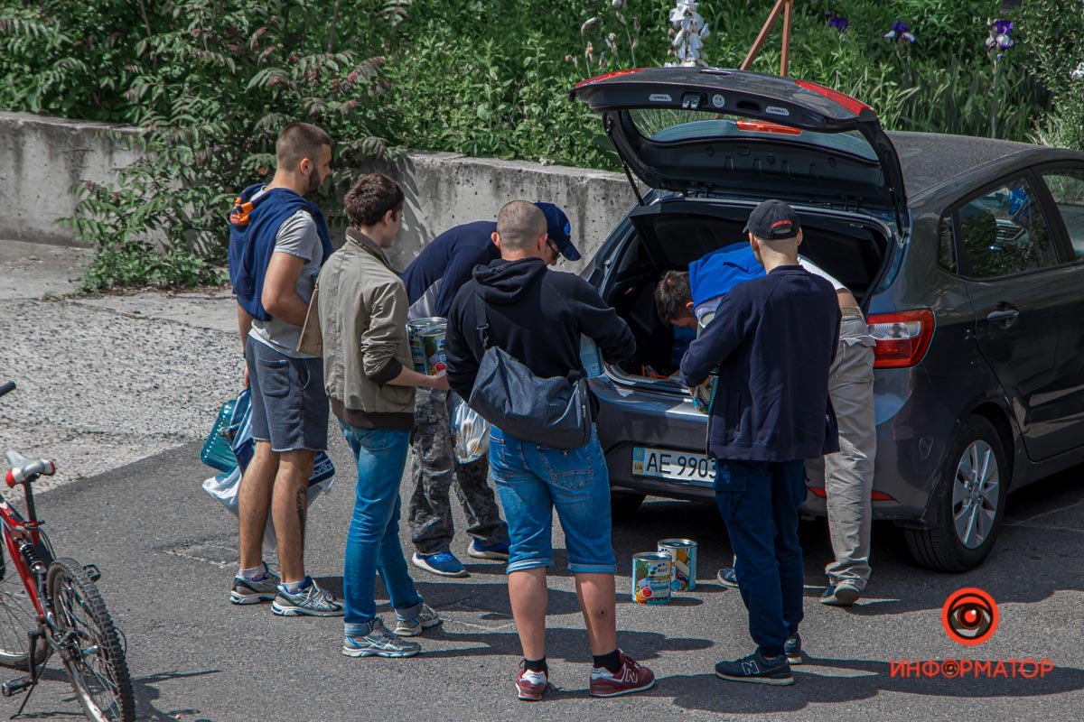 В Днепре фанаты легендарного ФК "Днепр" устроили субботник на бульваре Кучеревского 2