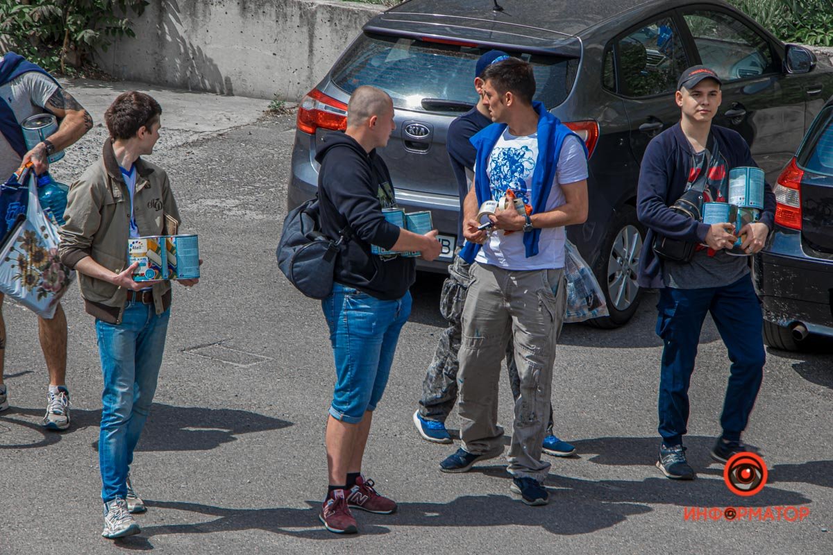 В Днепре фанаты легендарного ФК "Днепр" устроили субботник на бульваре Кучеревского 4